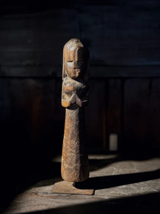 Drewniana figura rytualna z Indonezji wyeksponowana w aranżacji wnętrza