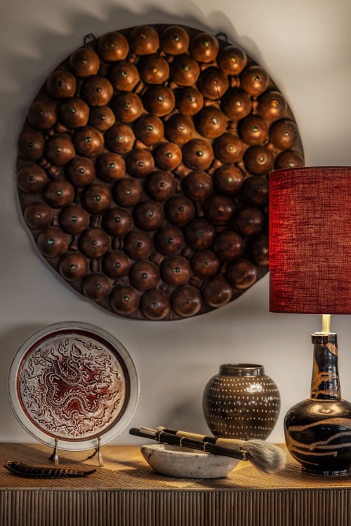ceramiczny_talerz_chiny__biel_czerwony _tlenek_żelaza_dynastia_ming.jpg
