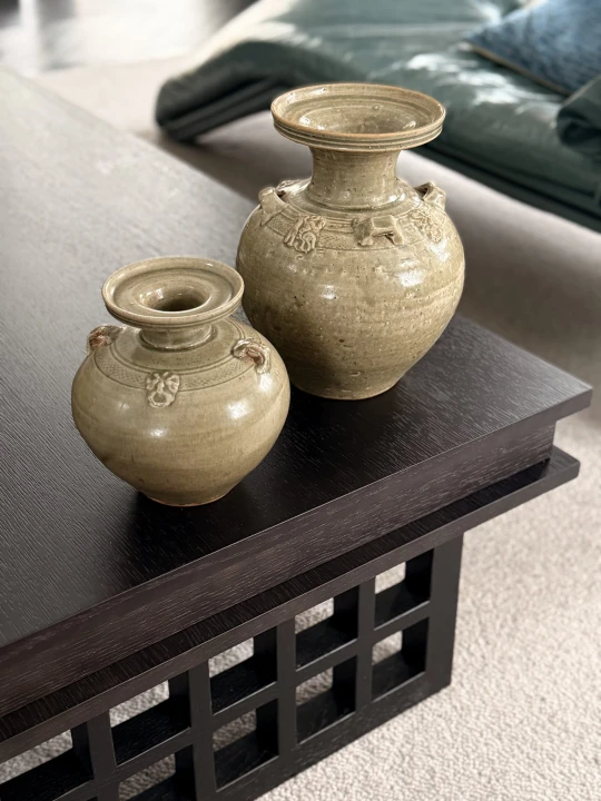 Aranżacja wnętrza prezentująca ceramiczne wazony w stylu dynastii Tang wyeksponowane na stylowym stoliku