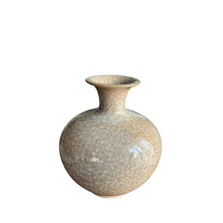 Chiński wazon ceramiczny w stylu Ge-ware z charakterystycznym efektem spękań (crackle) na białym tle – widok frontalny