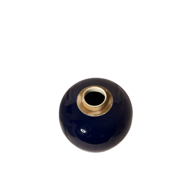 Kolekcjonerski chiński wazon ceramiczny w głębokim odcieniu granatu zaprezentowany od góry na neutralnym tle