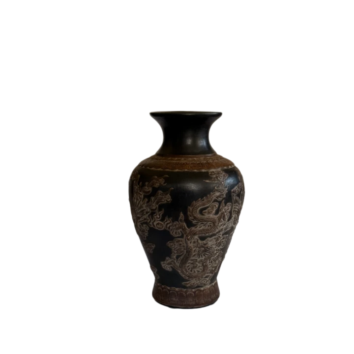 Kolekcjonerski chiński wazon ceramiczny w odcieniach czerni i brązu z detalami smoka zaprezentowany w ujęciu studyjnym