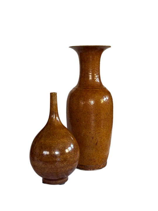Zestaw dekoracyjnych chińskich wazonów ceramicznych o unikalnym wykończeniu zaprezentowanych razem w ujęciu studyjnym