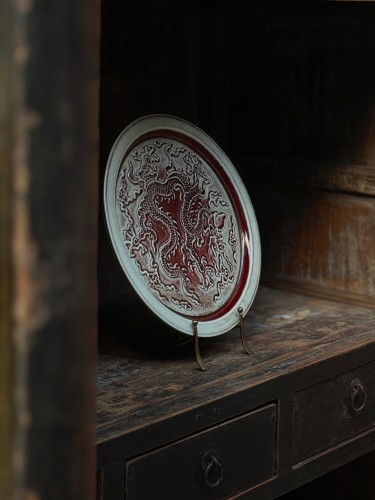 ceramiczny_talerz_chiny__biel_czerwony _tlenek_żelaza_dynastia_ming.jpg