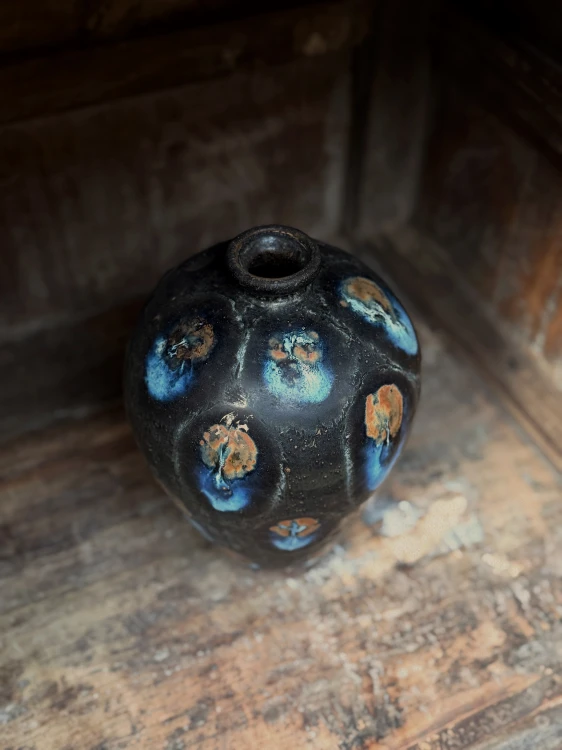 czarno_niebieski_chiński_wazon_ceramiczny_z_unikalnym_szkliwieniem_w_orientalnym_stylu.jpg