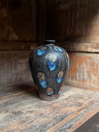 czarno_niebieski_chiński_wazon_ceramiczny_z_unikalnym_szkliwieniem_w_orientalnym_stylu.jpg
