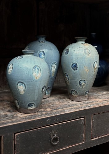 jasny_chiński_wazon_ceramiczny_z_unikalnym_szkliwieniem_w_orientalnym_stylu.jpg