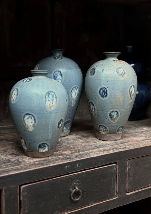 jasny_chiński_wazon_ceramiczny_z_unikalnym_szkliwieniem_w_orientalnym_stylu.jpg
