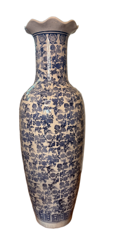 Wysoki chiński wazon ceramiczny z tradycyjnym kobaltowym zdobieniem – widok z przodu