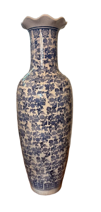 Wysoki chiński wazon ceramiczny z tradycyjnym kobaltowym zdobieniem – widok z przodu