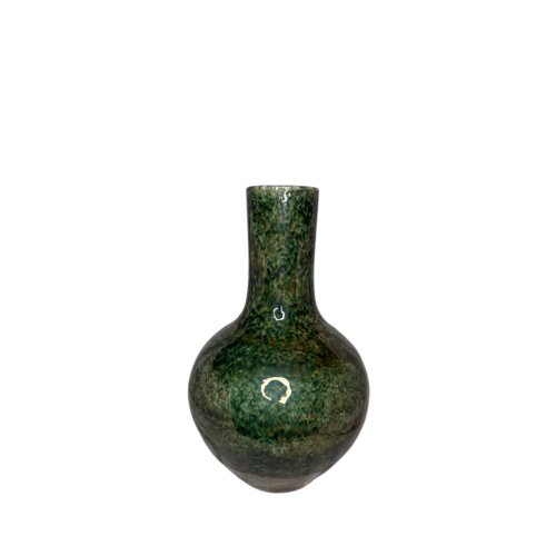 Zielony wazon ceramiczny w stylu sztuki Dalekiego Wschodu – widok z przodu