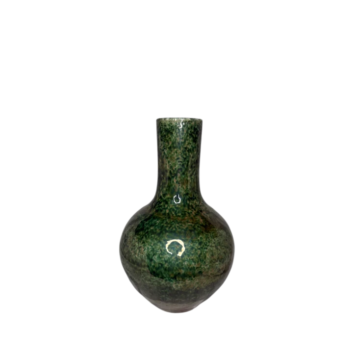 Zielony wazon ceramiczny w stylu sztuki Dalekiego Wschodu – widok z przodu