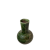 Ceramiczny zielony wazon z Chin o klasycznym kształcie na gładkim tle