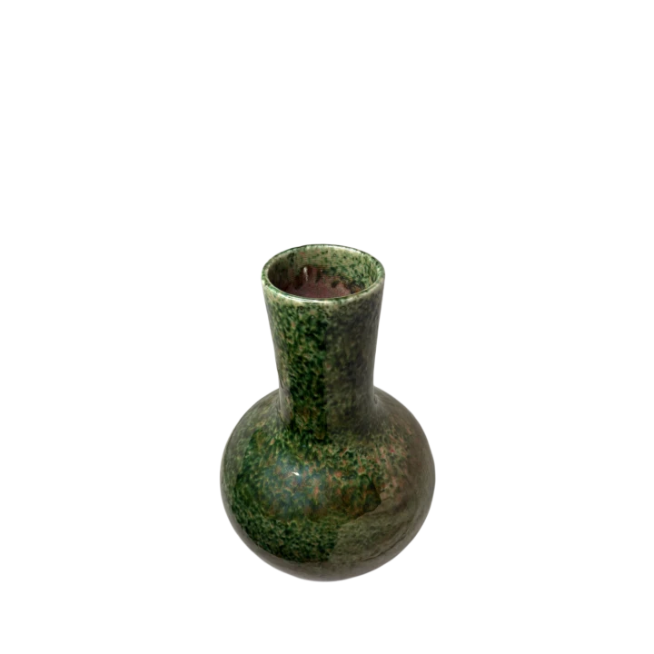 Ceramiczny zielony wazon z Chin o klasycznym kształcie na gładkim tle