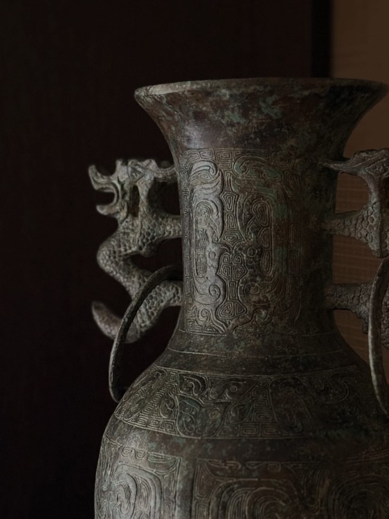 wazon_naczynie_chiny_dynastia_shang _zhou_patyna_smoki.jpg