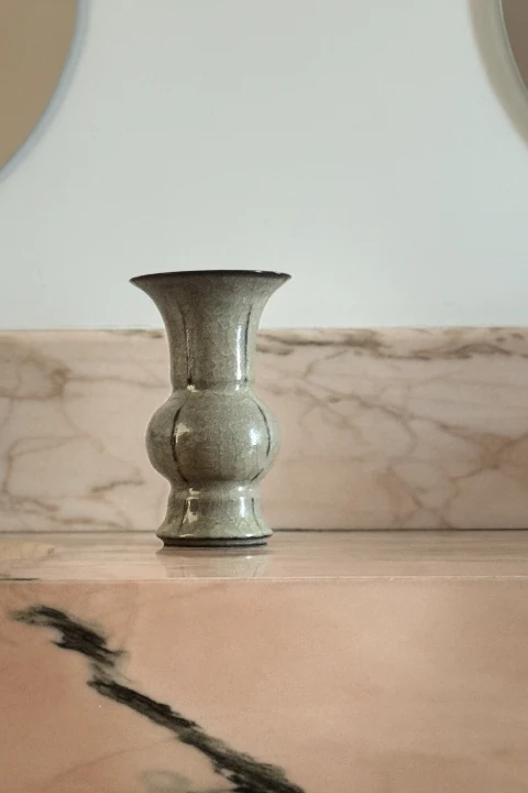 Żłobiony wazon ceramiczny ze spękanym szkliwem w aranżacji wnętrza