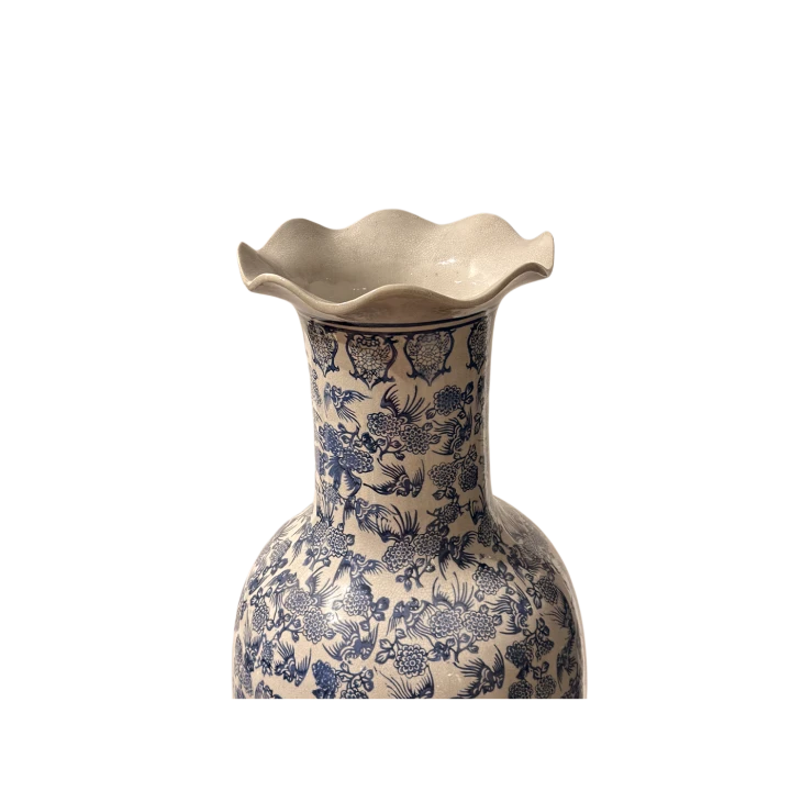 Detaliczny widok ceramicznego wazonu z Chin z kobaltowym deseniem na gładkim tle