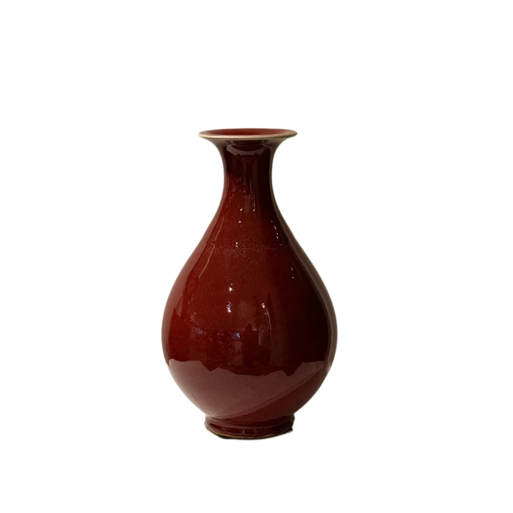 Elegancki czerwony wazon ceramiczny w stylu chińskim – widok na tle gładkim