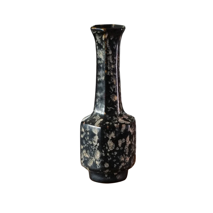 Czarny chiński wazon ceramiczny o smukłym kształcie na gładkim tle