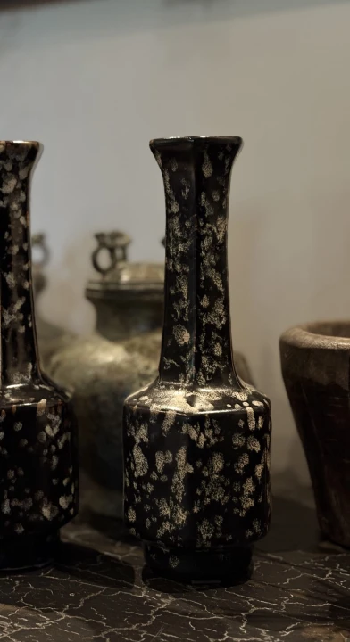 Wysoki smukły chiński wazon ceramiczny z reaktywnym szkliwem w aranżacji wnętrza