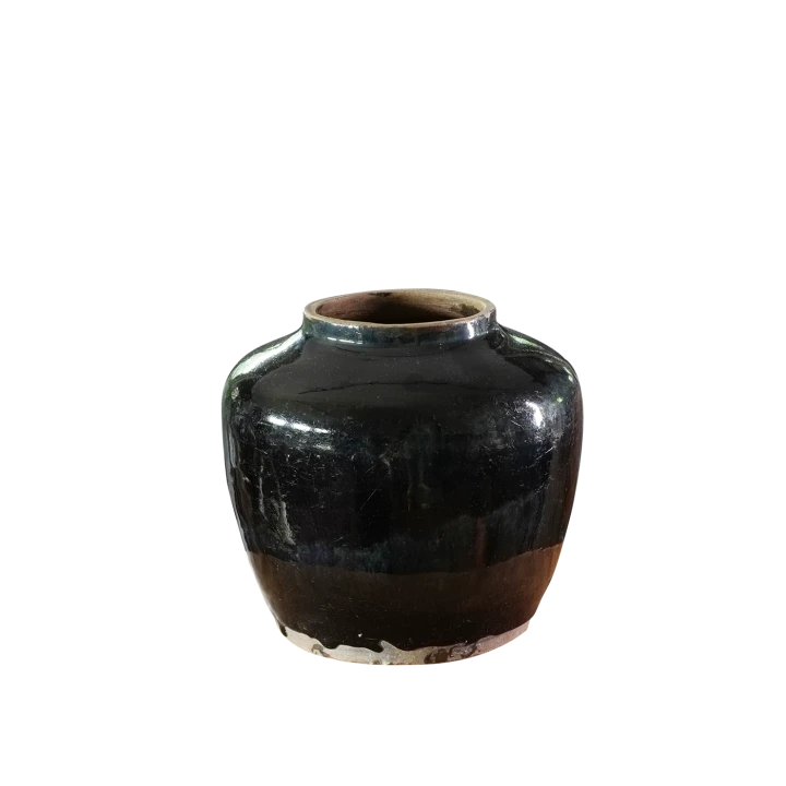 Ręcznie wykończony czarny chiński wazon ceramiczny w stylu Jian ware – widok całego naczynia na gładkim tle