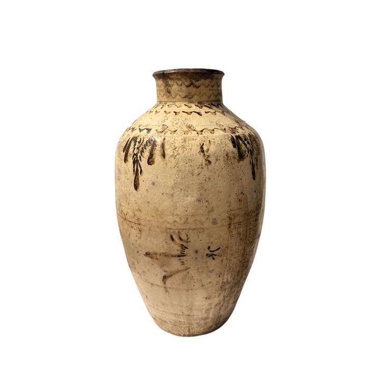 Antyczna kremowa waza ceramiczna z Chin – widok z przodu na gładkim tle