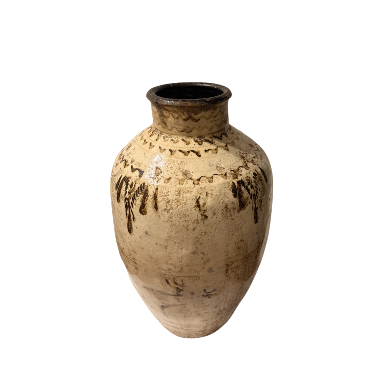 Ręcznie malowana chińska waza ceramiczna – ujęcie pod kątem