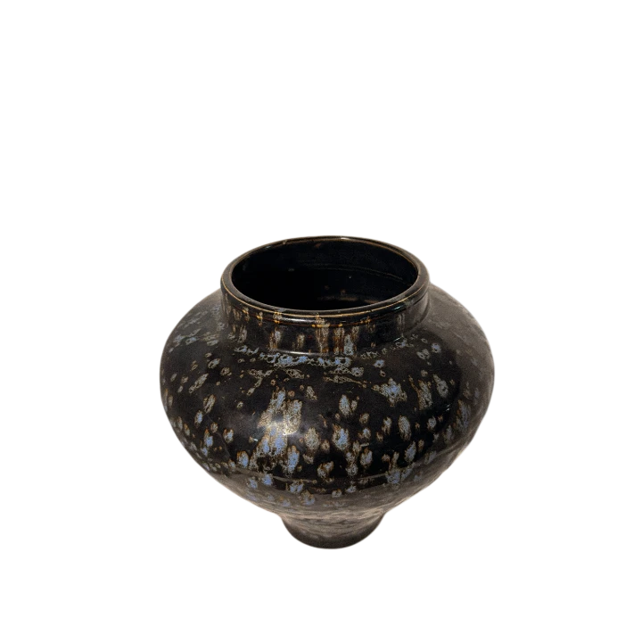 Gruszkowaty wazon ceramiczny z Chin na gładkim tle – ujęcie pod kątem