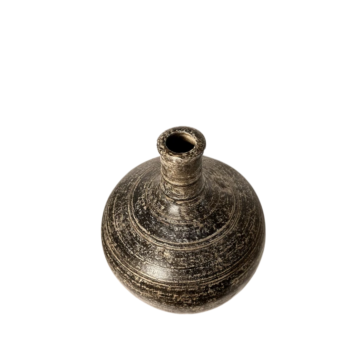 Ceramiczny wazon z Indii z przetarciami na gładkim tle – ujęcie pod kątem
