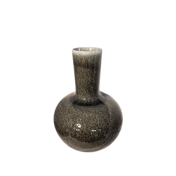 Ceramiczny ciemny wazon z Chin na gładkim tle – profil boczny