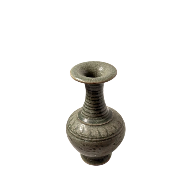 Profil boczny chińskiego wazonu ceramicznego w stylu celadon