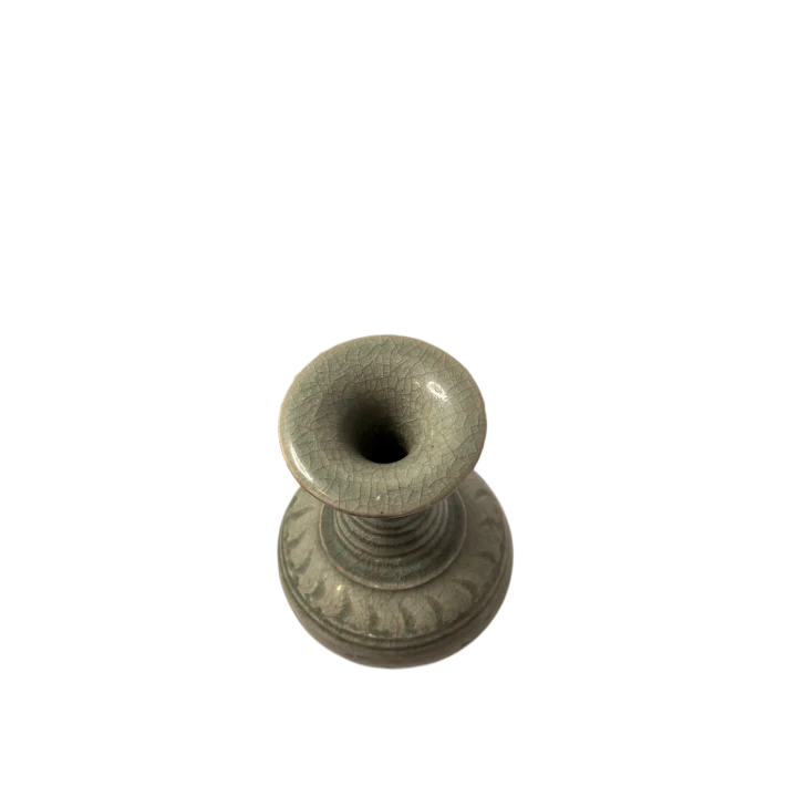 Zbliżenie na górną część i szyjkę wazonu ceramicznego z Chin