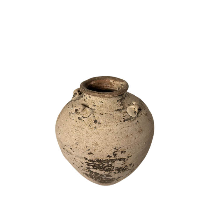 Ujęcie pod kątem przedstawiające chińskie naczynie ceramiczne z widocznymi śladami patyny