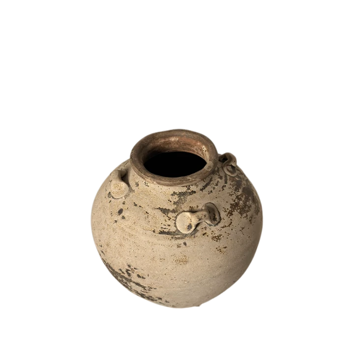 Zbliżenie na górną część i wlew antycznego chińskiego naczynia ceramicznego