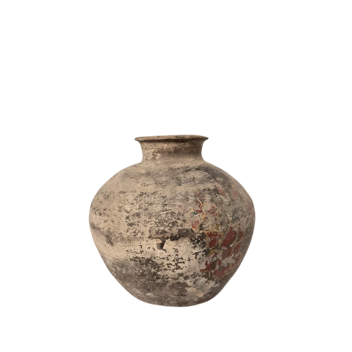 Ujęcie pod kątem przedstawiające kuliste naczynie ceramiczne z widoczną patyną
