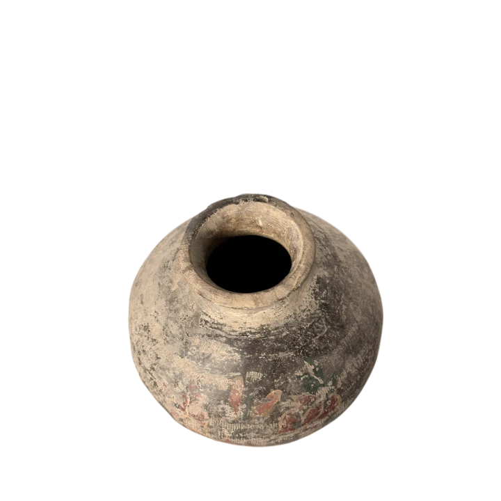 Zbliżenie na górną część i wlew ceramicznego naczynia z Dalekiego Wschodu