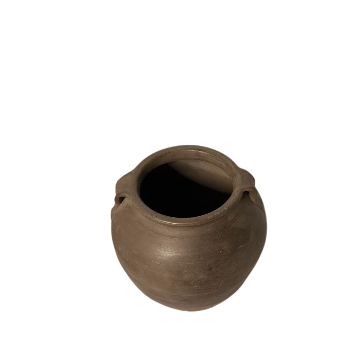 Ujęcie pod kątem przedstawiające ceramiczne naczynie z matowym wykończeniem