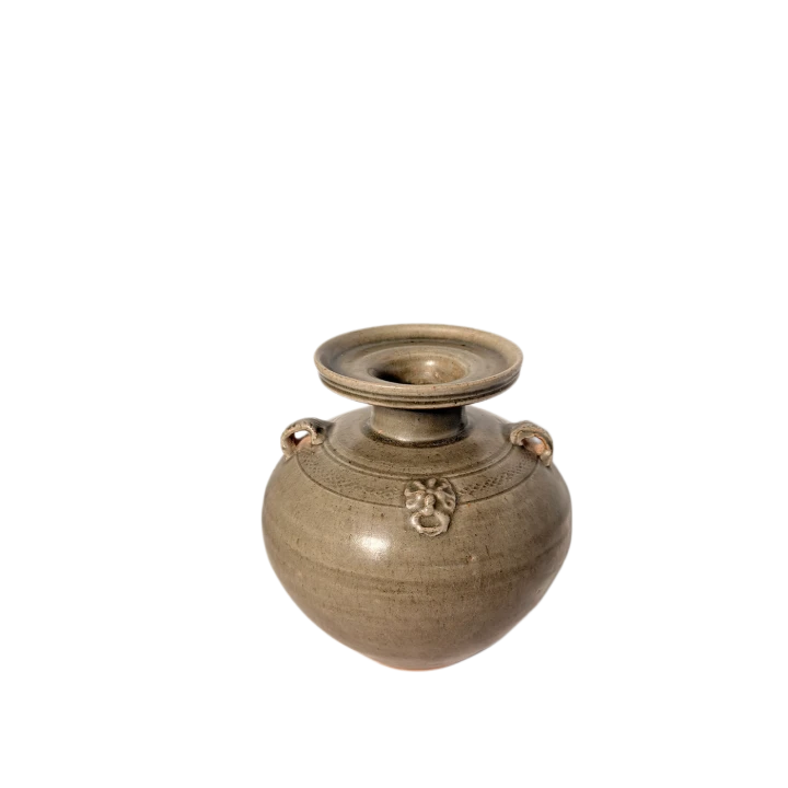 Ceramiczny wazon w stylu dynastii Tang o zaokrąglonej formie na jednolitym tle – widok z przodu