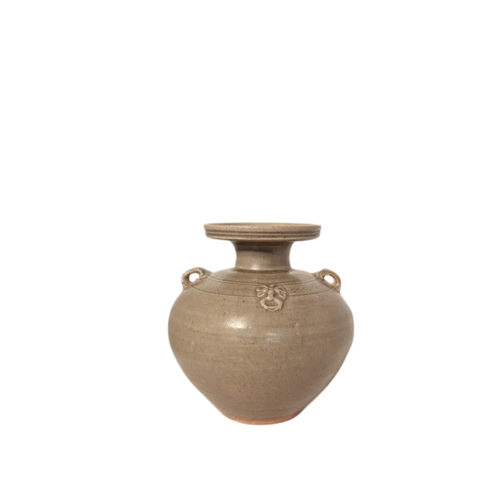 Ozdobny wazon ceramiczny inspirowany sztuką Dalekiego Wschodu z epoki Tang – ujęcie z profilu