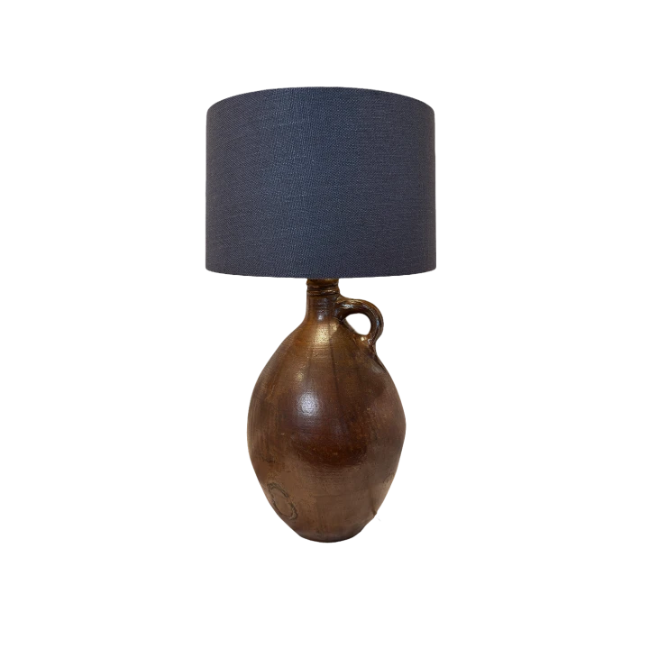 Kolekcjonerska ceramiczna lampa stołowa z Francji z eleganckim ciemnym kloszem na białym tle