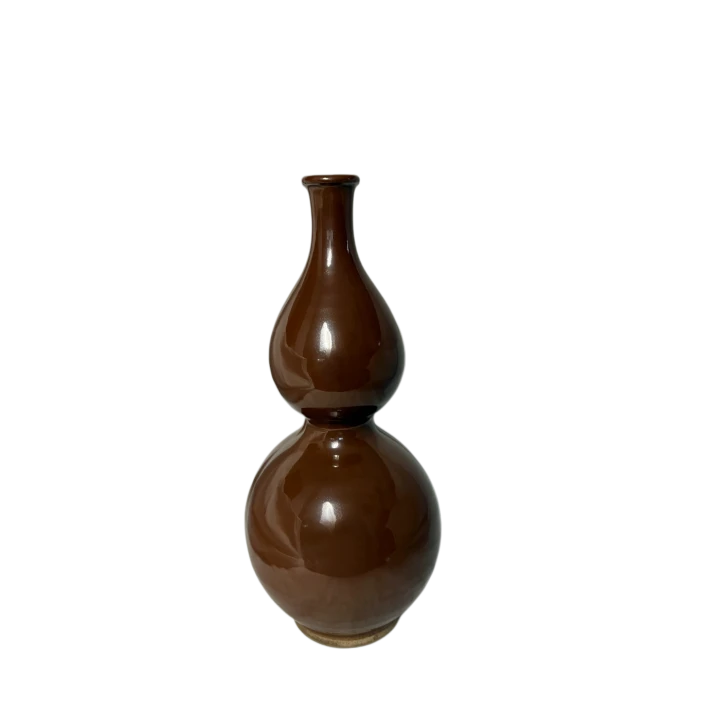 Chiński brązowy, smukły wazon ceramiczny o charakterystycznej, przewężonej i cylindrycznej formie