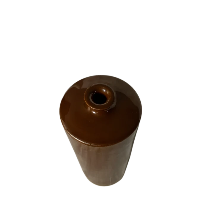 Wysoki, cylindryczny wazon ceramiczny w odcieniach brązu ukazany w ujęciu z góry na wylot