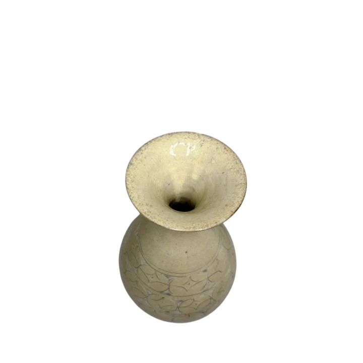 Kremowy ceramiczny wazon z Chin – widok detalu od góry