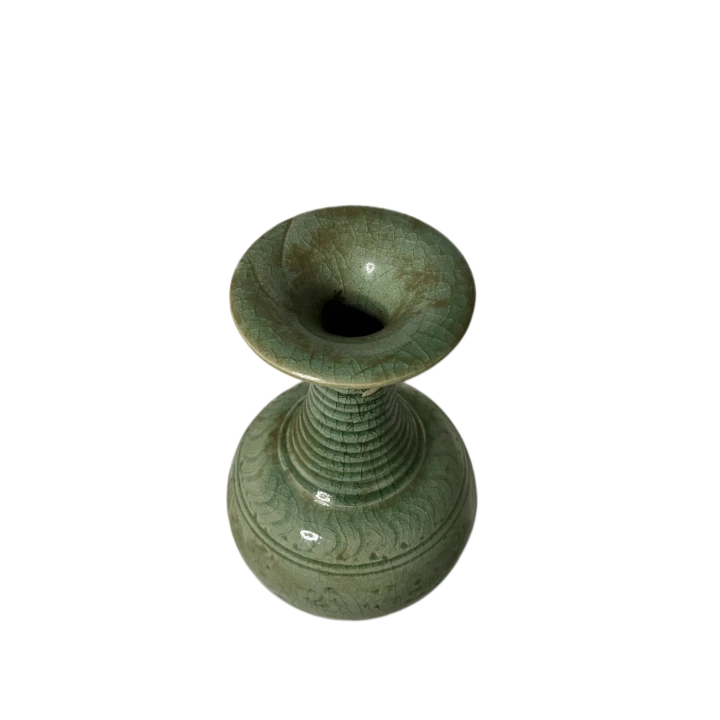 Chiński zielony wazon ceramiczny z widoczną spękaną strukturą szkliwa – ujęcie od góry