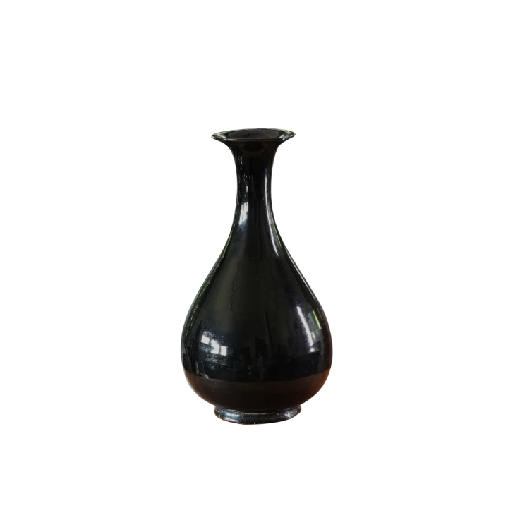 Czarny chiński wazon ceramiczny w stylu Jian ware o eleganckiej, błyszczącej powierzchni na białym tle – widok z przodu