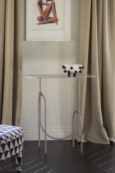 Klimatyczna ekspozycja salonu z elegancką konsolą KNOT i dekoracyjnymi dodatkami w tle