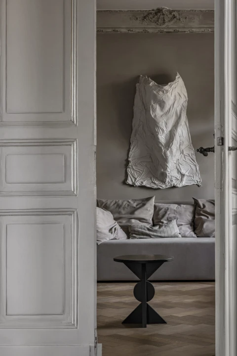 Stylowa aranżacja wnętrza prezentująca czarny dębowy stolik kawowy CUBIST w minimalistycznej scenerii salonu
