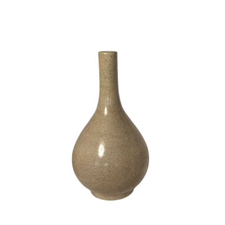 Wysoki piaskowy wazon ceramiczny o gruszkowatej formie ze spękaniami – widok z przodu